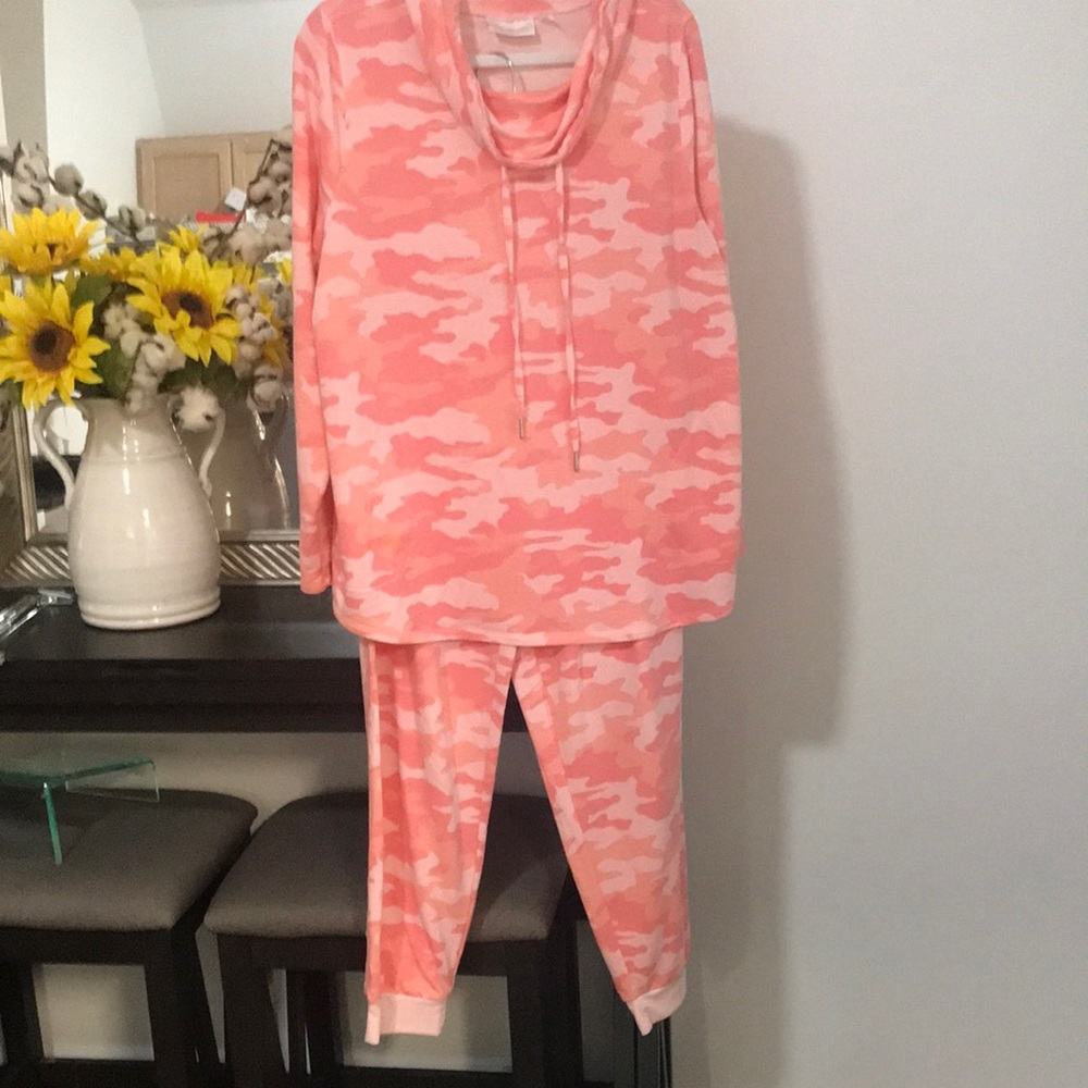 Belle by Kim Gravel Pink and White Camo Pajama Top NWOT
